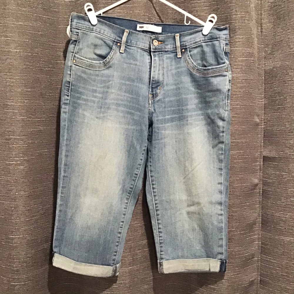 COPY - Levi’s Lightwash Capris Size 12 EUC